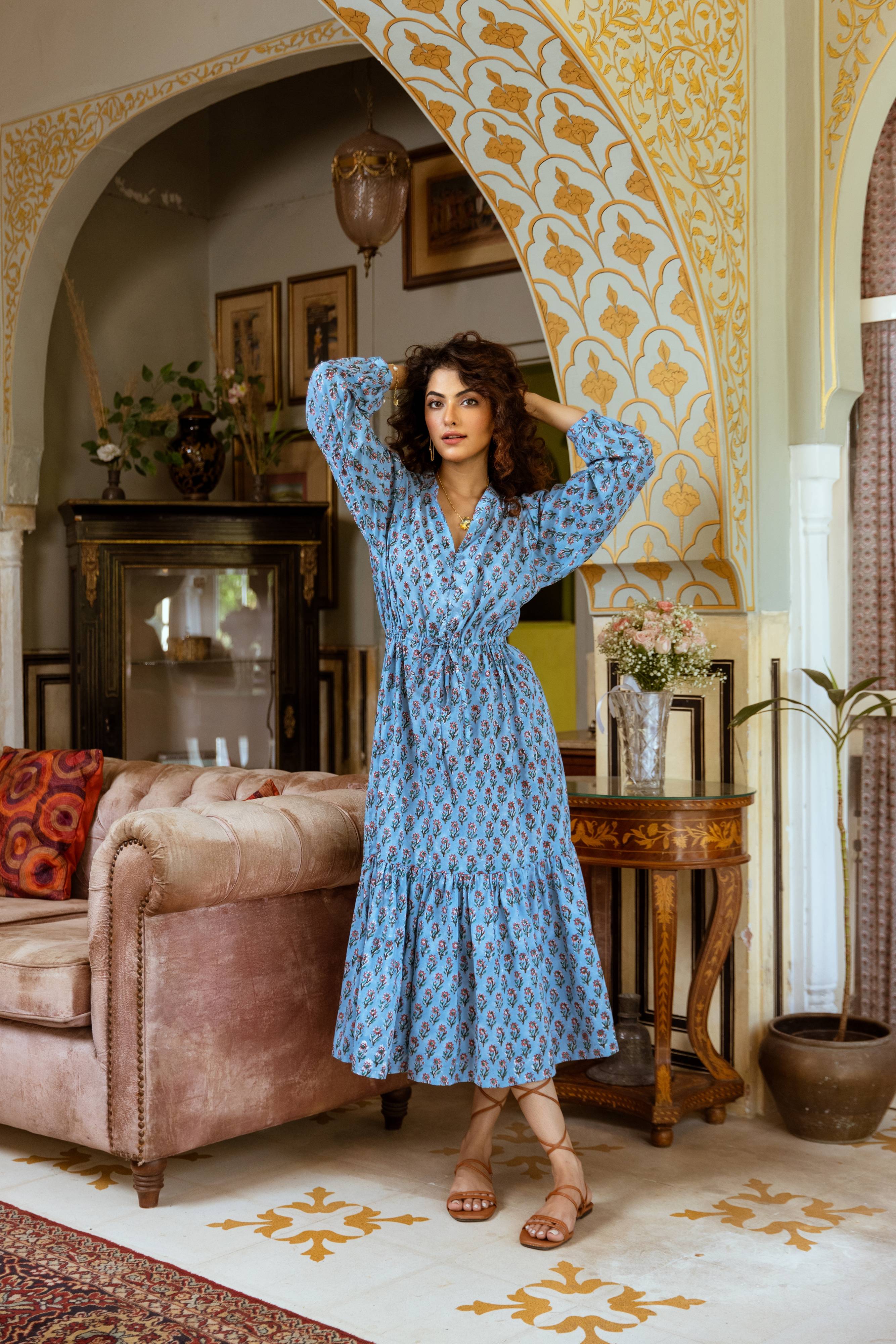 Moderne blau geblümten Haus of Namaste Langarmkleid