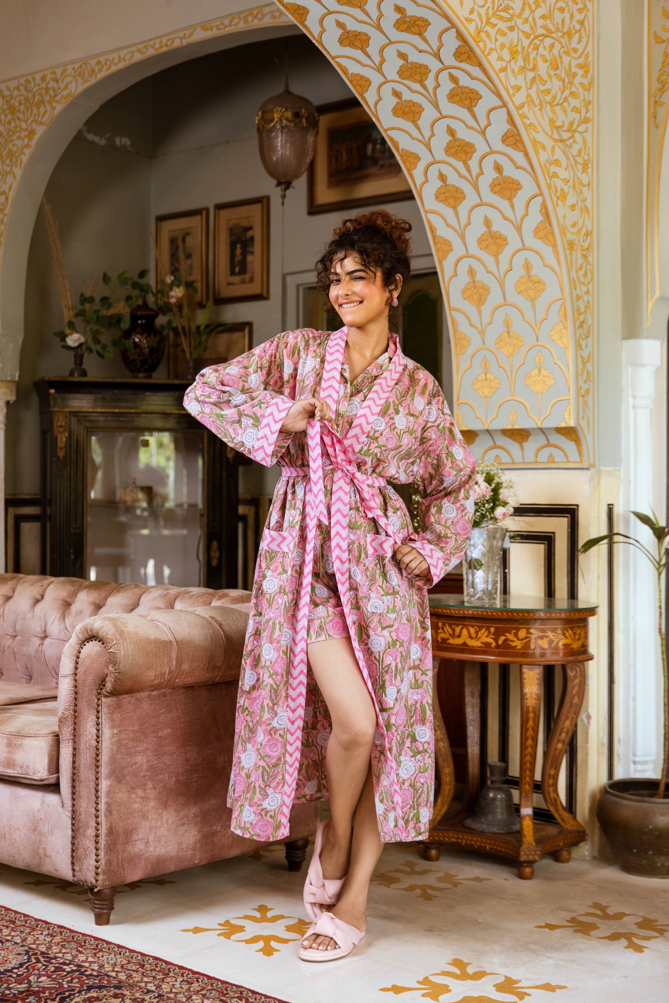 eine Frau trägt ein Comino in rosa Farbe